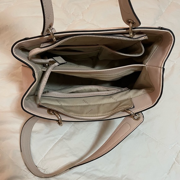 Guess shoulder bag & matching wallet set - Picture 2 of 4